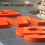 doosletter in oranje voorbereiding gevelreclame