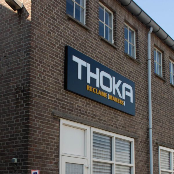 Lichtbak op gevel